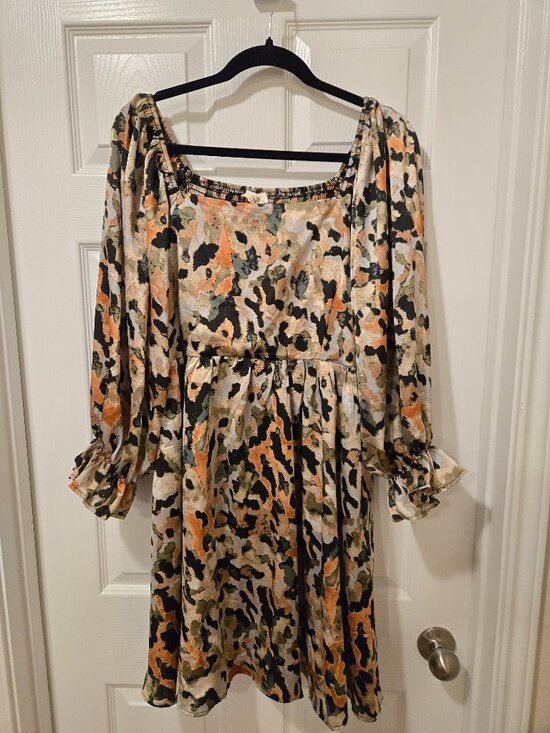 Entro Dresses & Skirts - Entro Abrstract square neck mini dress